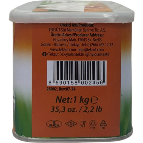 Presentation of Tek Sut sheep milk cheese 1kg alongside fresh ingredients, emphasizing its gourmet appeal.
