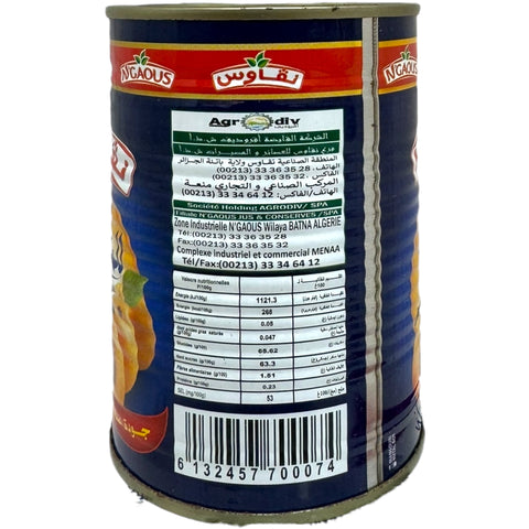 Serving suggestion of Algerian Ngaous apricot jam alongside cheese and crackers, demonstrating its versatility as a sweet and savory pairing.