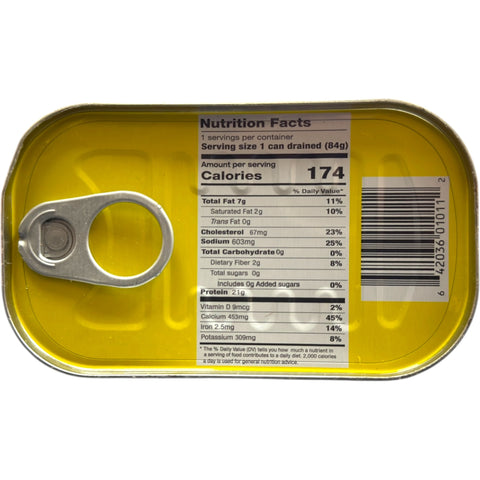 Alshark Moroccan Sardines in Spicy Oil – 120g – Serving suggestion with a plate of sardines and garnish, perfect for seafood lovers.